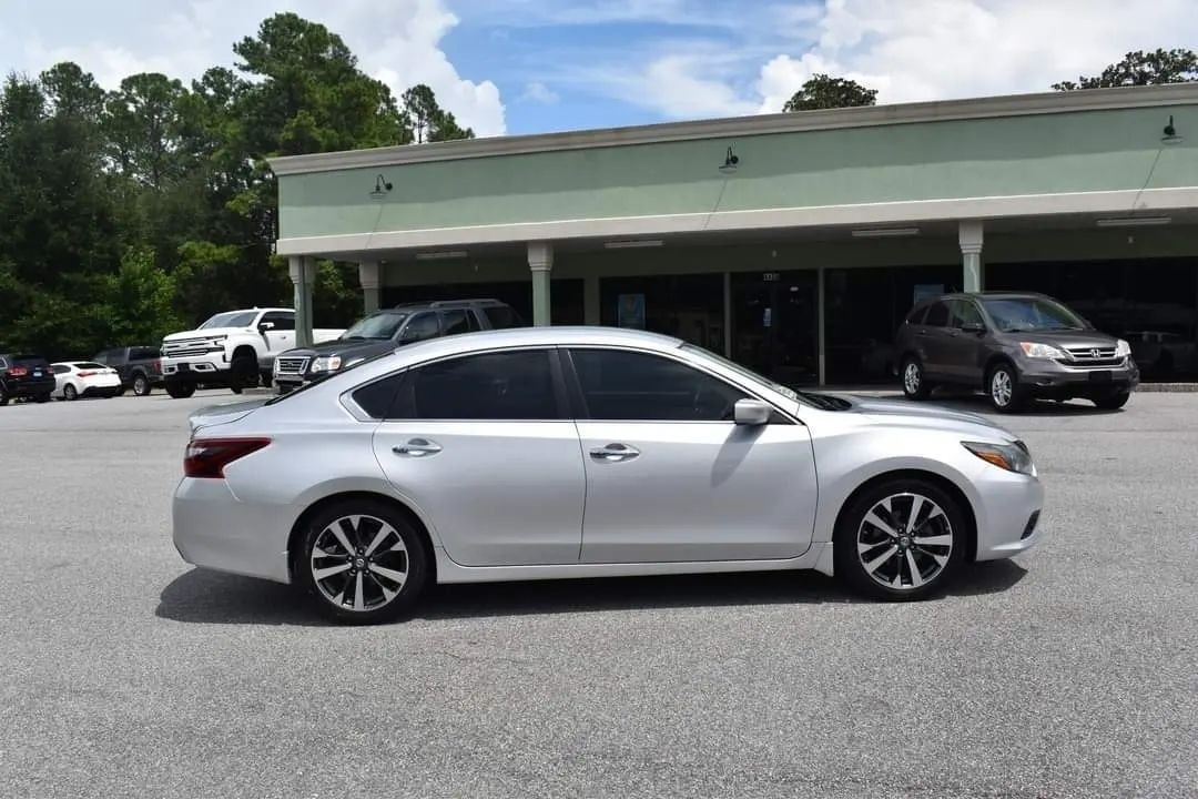 2017 Nissan Altima – 4-Door Sedan