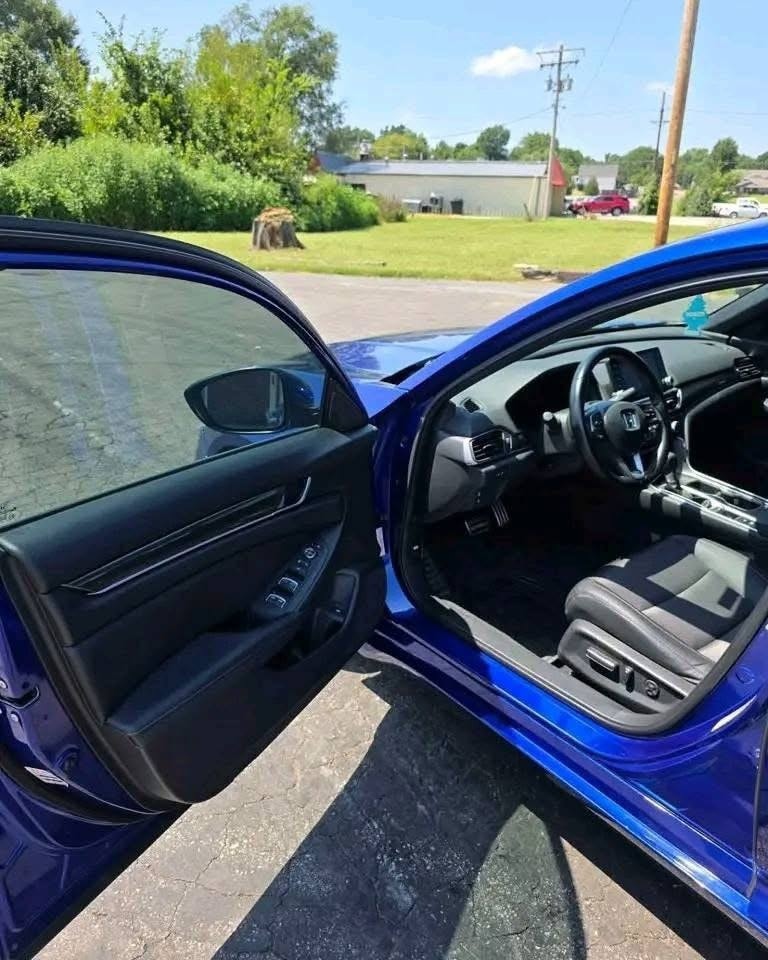 2017 Chevrolet Cruze Premiere – 4-Cylinder Sedan - Image 2