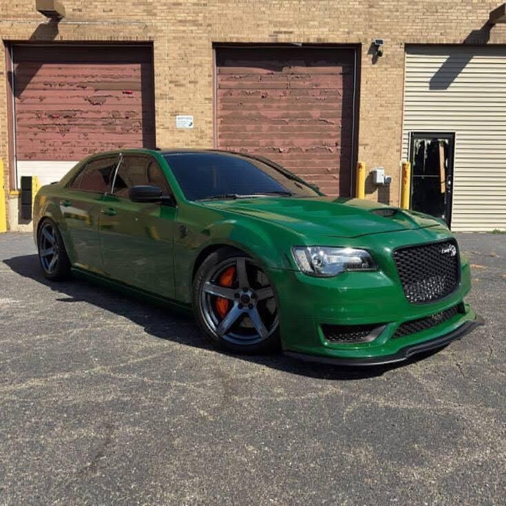 2015 Chrysler 300 SRT – 6.4L Performance Sedan - Image 6